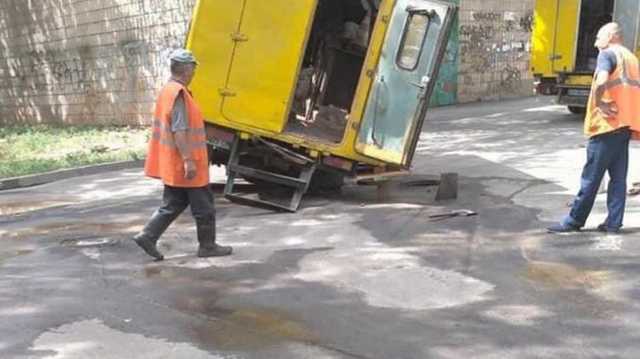 В Киеве грузовик водоканала приехал на вызов, но сам провалился в яму