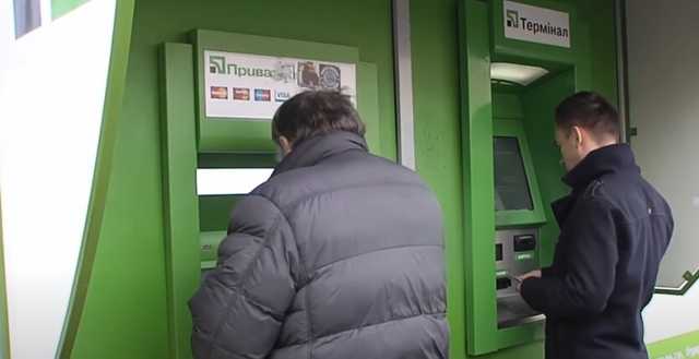 ПриватБанк самовольно блокирует счета, оставляя украинцев без копейки