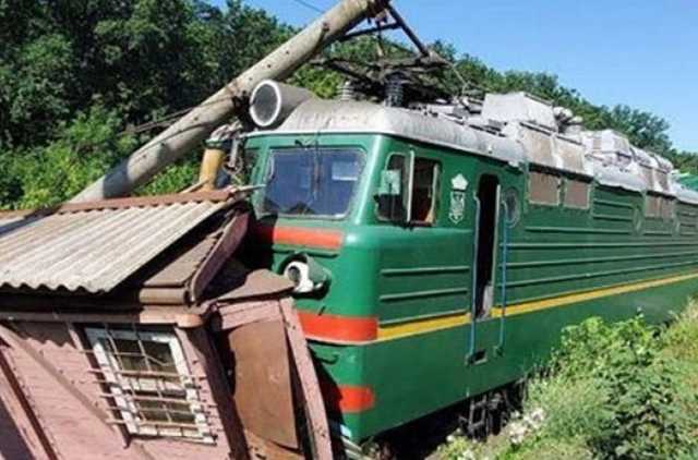 Под Одессой поезд протаранил служебное помещение