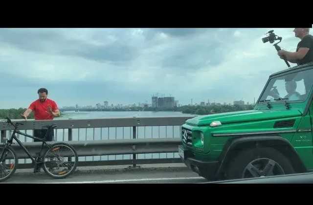 Ради нового ролика с велосипедом Дубинский спровоцировал пробку в Киеве