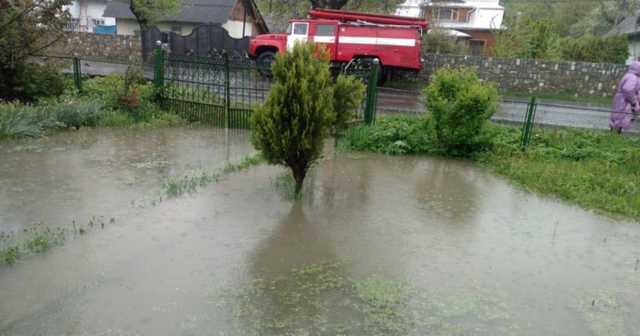 Після сильних дощів повністю припинено сполучення з трьома селами в Івано-Франківській області, – ДСНС