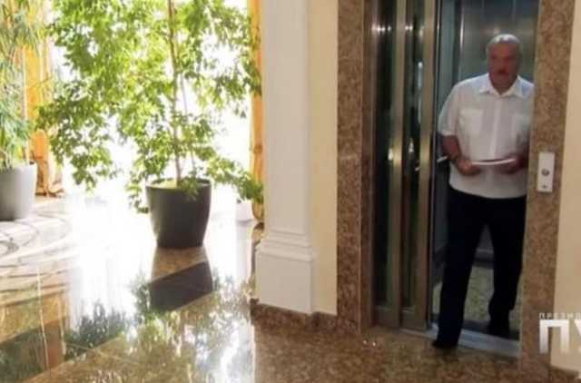 Лукашенко вышел перед камерами в одних носках