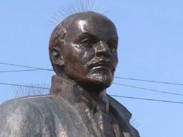 Ленин стал панком: в России памятник "вождю мирового пролетариата" нелепо защитили от голубей