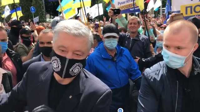 Порошенко по пути в суд разбил камеру журналистов