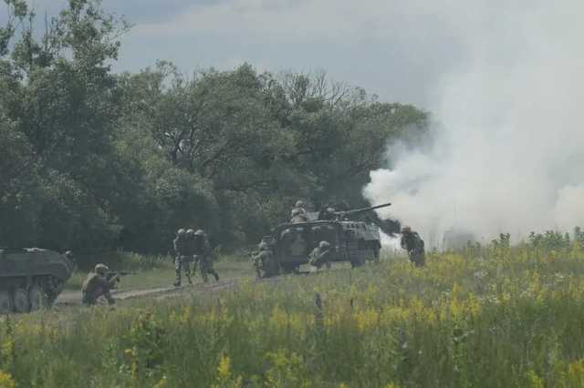 Пока часть военных боролась с пожарами, боевики атаковали ВСУ. Есть раненые