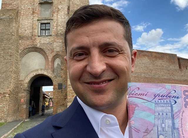 Зеленский показал селфи из Луцка с деньгами