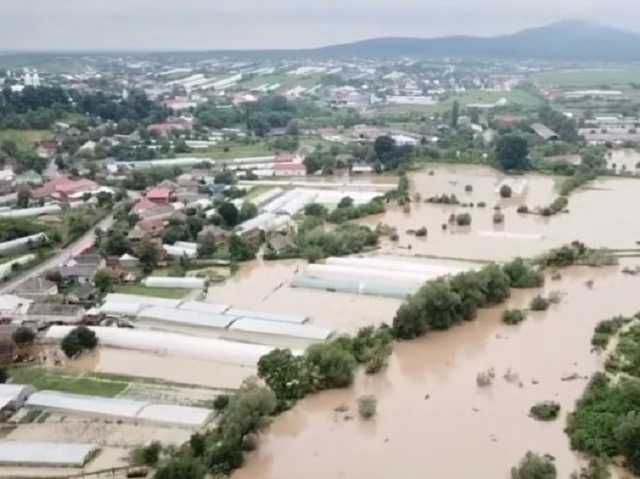 Число жертв катастрофического наводнения в Прикарпатье достигло четырех