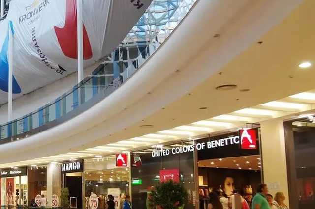 В ТРЦ Киева журналистку отказались обслуживать на украинском языке