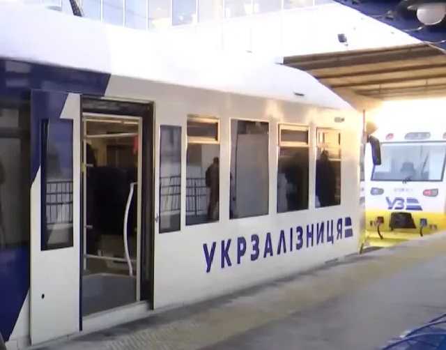 Вандали розтрощили приміський поїзд