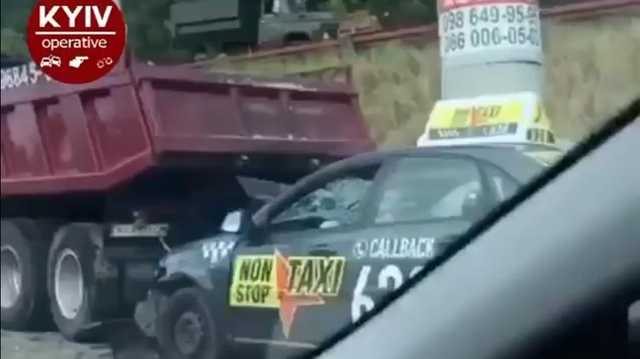 В Киеве погиб водитель такси на скорости влетевший под самосвал