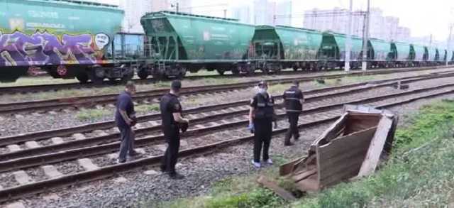 В Киеве возле вокзала мужчине перерезали горло и сбросили с обрыва