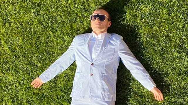 Малюська показал, как он весь в белом плывет на работу по зелени