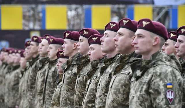 «Союз десантников» просит Зеленского вернуть в ВСУ советские береты и День десантника