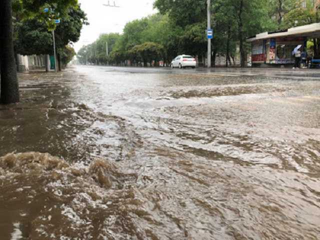 На Донецк обрушился сильнейший ливень с градом: впечатляющие видео непогоды