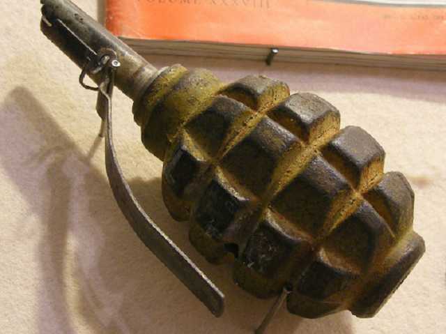 В Киеве грабитель угрожал кассиру боевой гранатой