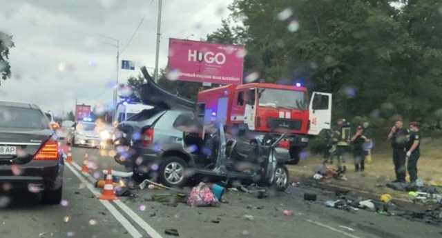 «Это срочно». Жертвам ДТП под Киевом ищут места на Южном кладбище