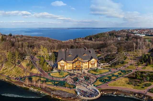 Вопреки закону местная власть отказала людям в бесплатном доступе к Межигорью Януковича