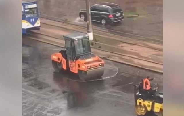 Коммунальщики в Конотопе укладывали асфальт в лужи