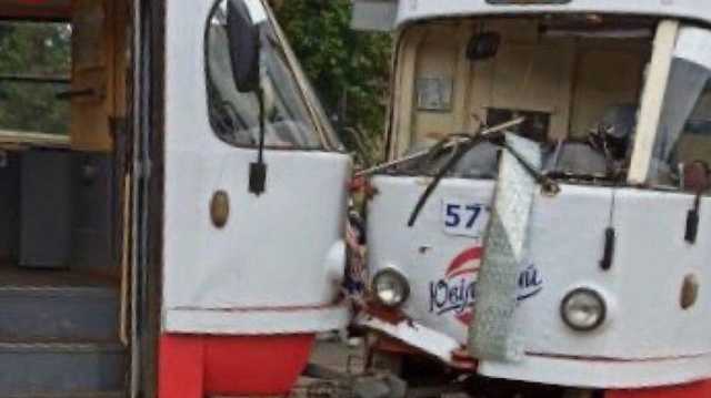 Опубликованы фото лобового столкновения двух трамваев на Подоле в Киеве