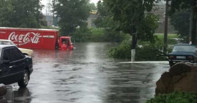 Харьков ушел под воду из-за сильного ливня: утонул "Барабашово" и центр города