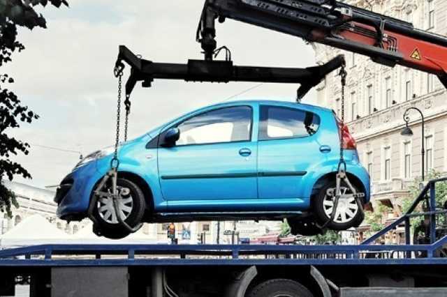 Не имеют права забирать: водителям указали на "лазейку" с эвакуацией авто на штрафплощадку