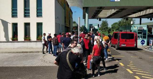 Украинцы массово пытаются прорваться в ЕС: в очередях стоят сотни авто