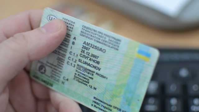 В МВД рассказали, как водители смогут получить пластиковые права без очереди