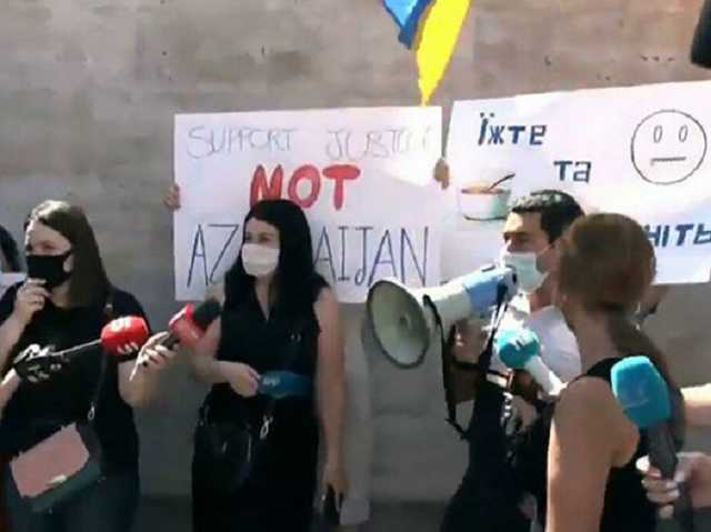 В Армении атаковали посольство Украины из-за поддержки территориальной целостности Азербайджана