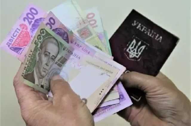 Как получать пенсию без государства и сколько это стоит: эксперты дали советы украинцам