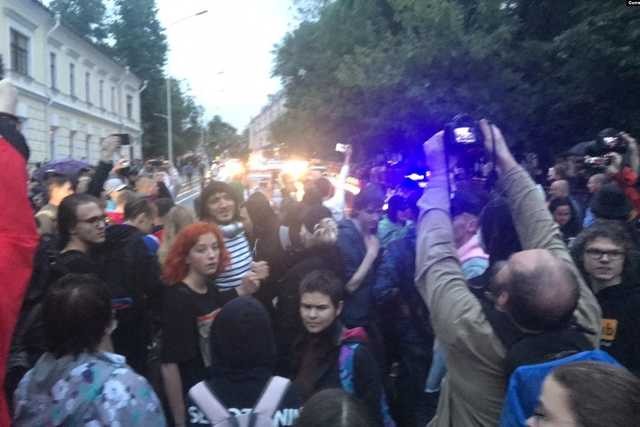 Десятки людей задержаны в центре Москвы на акции “Нет вечному Путину”