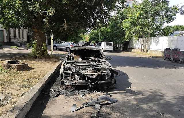 В Николаеве сожгли машину лидера ”Нацкорпуса”