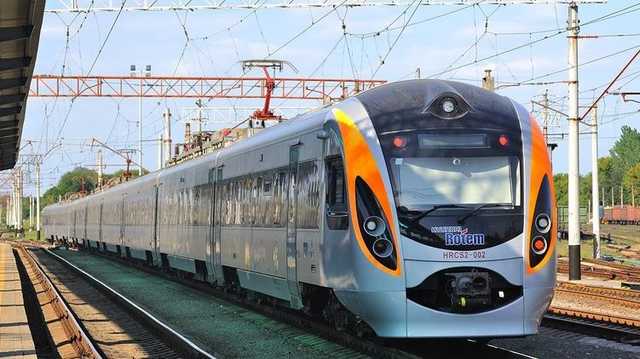 "Укрзализныця" продает билеты на 100% мест в поездах, которые едут через Киев