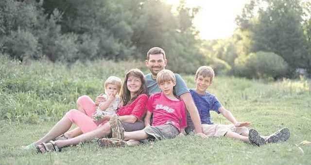 «Они были такими светлыми». Погибшую в аварии под Киевом семью похоронили