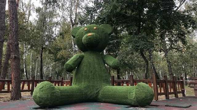 Зеленому мишке из киевского парка "Победа" вандалы оторвали правую лапу