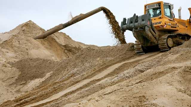 Комарницкий с Кучером воруют киевский песок и наносят вред экологии