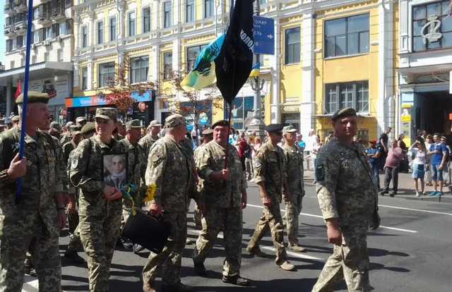 У Зеленского на День Независимости планируют беспартийное шествие ветеранов