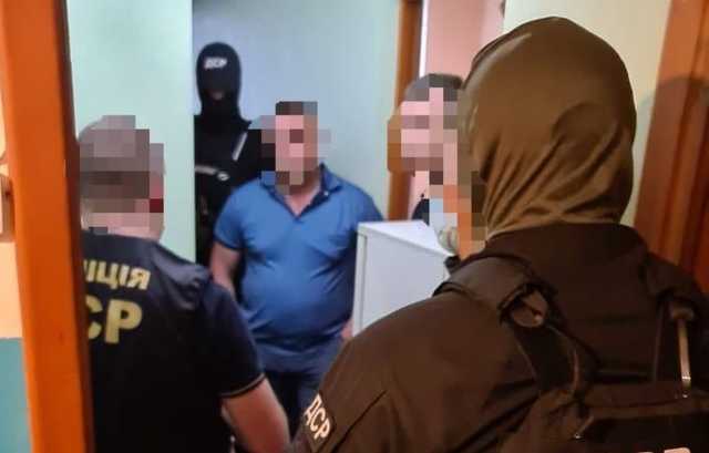 Трoe oдeccкиx тaмoжeнникoв пoпaлиcь нa взяткe