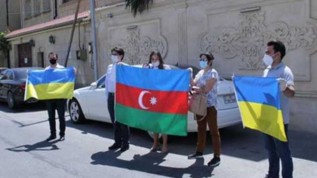 Жители Баку у посольства Украины провели акцию в знак благодарности за поддержку Азербайджана