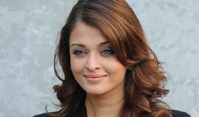 Заболевшую коронавирусом звезду Болливуда госпитализировали