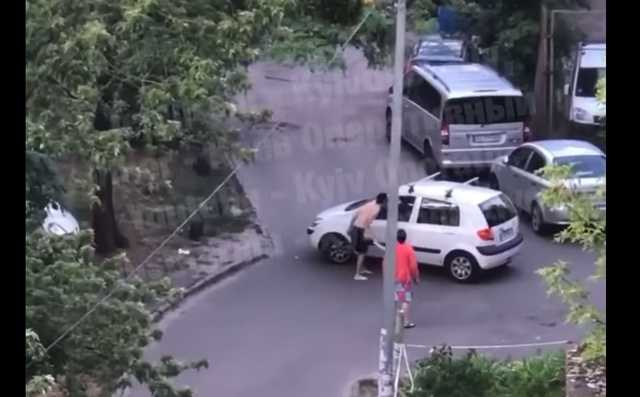 В Киеве мужчина с битой «виртуозно» отомстил «герою парковки»