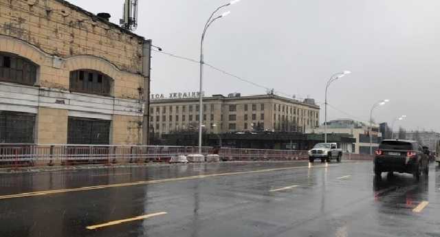 У Києві почали асфальтувати Шулявський міст