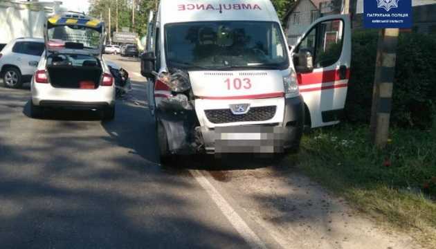 Під Києвом сталася ДТП зі “швидкою”, троє травмованих