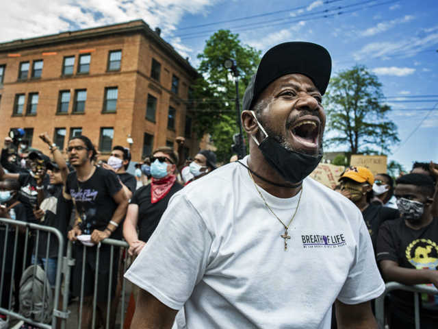 Участники протестов в США подожгли здание профсоюзов полиции