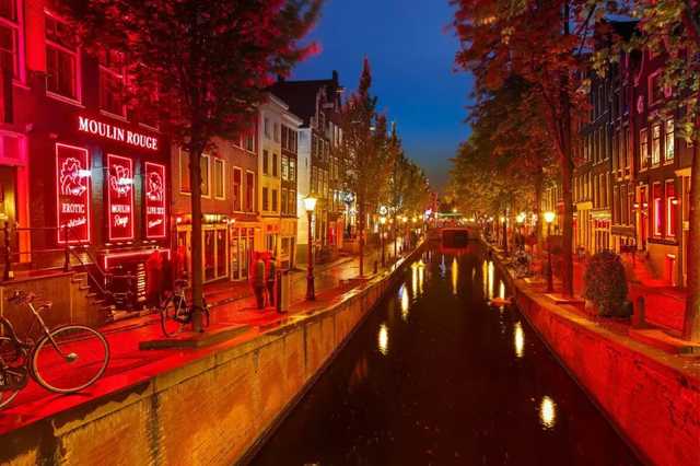 В Амстердаме закрывают несколько улиц в квартале красных фонарей из-за толп