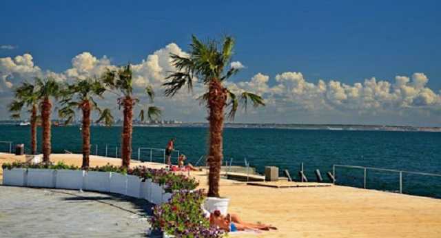 На пляже в Одессе разгуливала полностью голая девушка