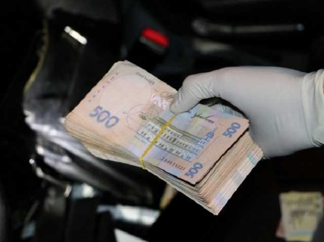 На Днепропетровщине мужчину задержали за взятку в 130 тыс. грн руководителю подразделения полиции