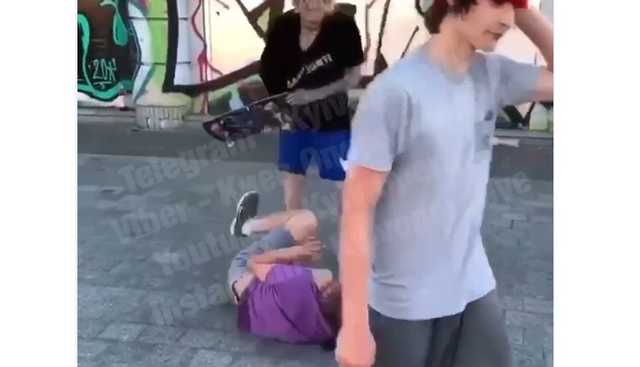 “Двоє на одного”: у Києві хлопці жорстоко побили чоловіка