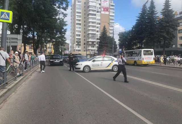 Мужчина, захвативший заложников в Луцке, выбросил из автобуса гранату