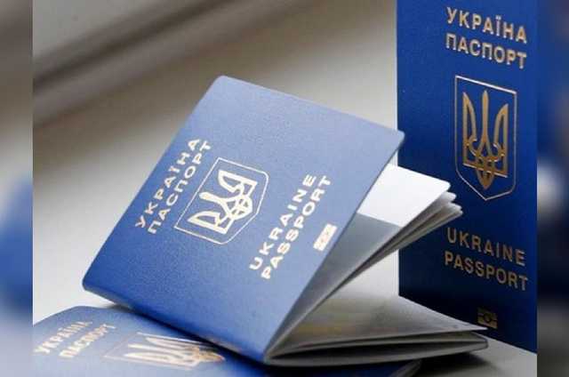 Украинцы получили вдвое меньше загранпаспортов, чем в прошлом году