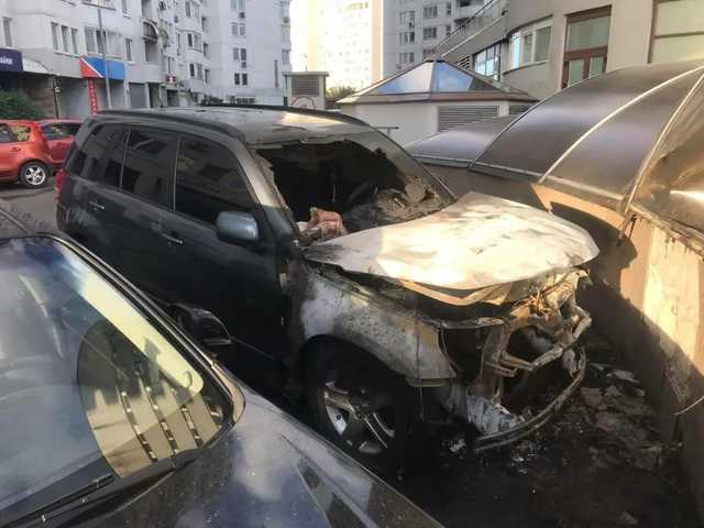 В Киеве сожгли автомобиль блогера после конфликта с владельцем магазина Stylus Андреем Карпюком